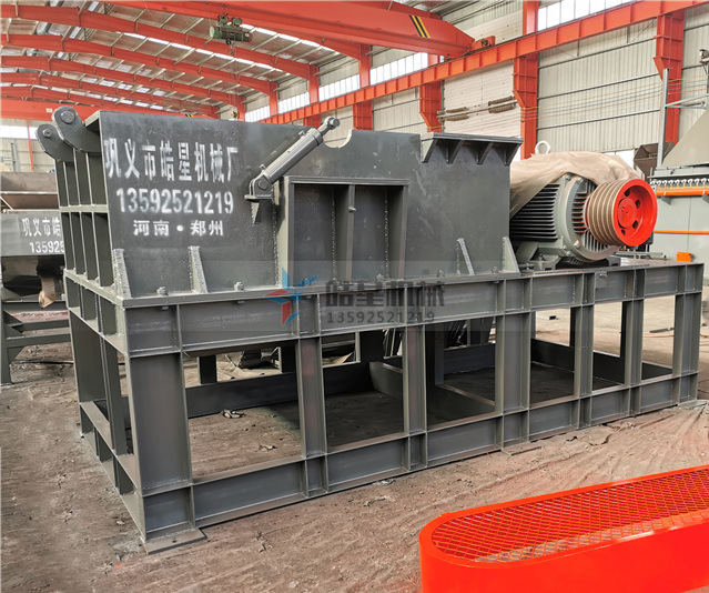 Real shot of semi-finished equipment for the base of the broken bridge aluminum crusher